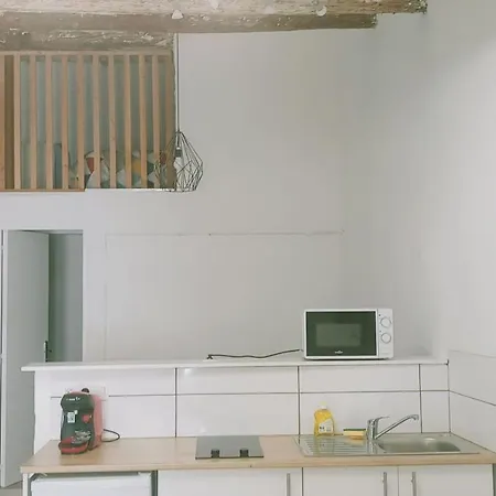 Budgetbnb 163 Mezzanine Clim アパート